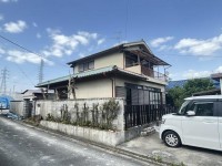 売却、リフォーム、仲介、賃貸業務|センチュリー21西川住宅販売 ・自然豊かな住環境で、ゆったりとした生活をお楽しみいただけます。南向きのバルコニーからの眺望も良く・家庭菜園やバーベキューも可能な専用庭つきの物件です。